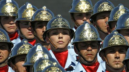 De rares femmes parmi ces quelques pompiers qui défilent le 14-Juillet à Paris en 2009 (MAL LANGSDON / REUTERS)