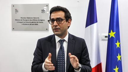 Le ministre de l'Europe et des Affaires étrangères, Stéphane Séjourné, au consulat de France à Tel-Aviv, le 30 avril 2024. (GIL COHEN-MAGEN / AFP)