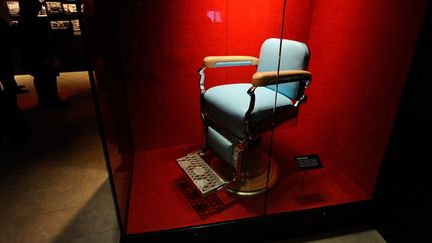 Des objets comme ce fauteuil de barbier provenant du salon dans lequel a &eacute;t&eacute; assassin&eacute; le chef du clan Gambino, Albert Anastasia est &eacute;galement expos&eacute;. (ETHAN MILLER / GETTY IMAGES)