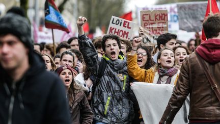 Des jeunes manifestent contre le projet de réforme du code du travail à Bordeaux, le 9 mars 2016. (MAXPPP)