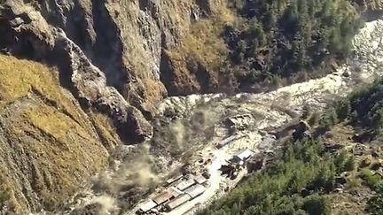 La crue d'une rivière à la suite de la rupture d'un glacier dans l'Himalaya, dans le district de Chamoli (Inde), le 7 février 2021.&nbsp; (KK PRODUCTIONS / AP / SIPA)