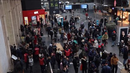 Aucun TGV n'est parti de la gare de l'Est, mardi 24 janvier, après une panne due à un incendie volontaire. La SNCF a tenté, toute la journée, de réparer les dégâts au plus vite. (FRANCE 2)