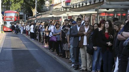 Une file d'attente de plusieurs dizaines de m&egrave;tres devant la station de bus Victoria Station, &agrave; Londres (Royaume-Uni), le 9 juillet 2015. (PAUL HACKETT / REUTERS)