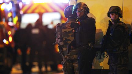 Des policiers déployés près du Bataclan, le 13 novembre 2015, à Paris. (CHRISTIAN HARTMANN / REUTERS)