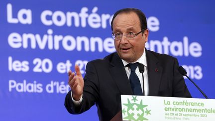 Le pr&eacute;sident de la R&eacute;publique, Fran&ccedil;ois Hollande, prononce le discours d'ouverture de la deuxi&egrave;me conf&eacute;rence environnementale, le 20 septembre 2013, &agrave; Paris. (CHARLES PLATIAU / AFP)