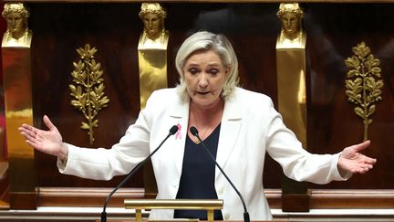 Marine Le Pen prononce un discours en réponse à la déclaration de politique générale du Premier ministre Michel Barnier à l'Assemblée nationale à Paris, le 1er octobre 2024. (ALAIN JOCARD / AFP)