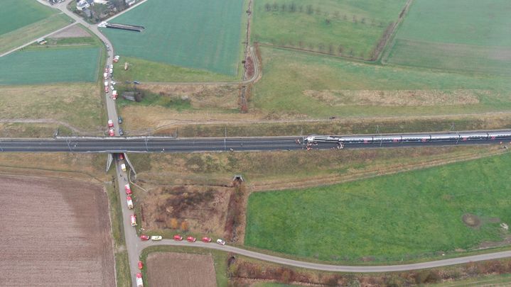 Une rame de TGV&nbsp;Colmar-Paris a déraille, jeudi 5 mars, entre&nbsp;Ingenheim et Saessolsheim (Bas-Rhin). (SDIS 67)