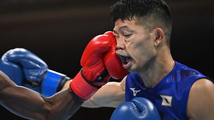 "Tu connais l'histoire du boxeur qui parle trop pendant un combat ?" "Oui !" (LUIS ROBAYO / POOL)