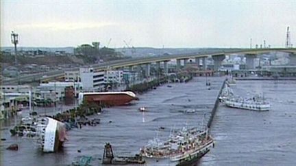 Le port d'Hachinohe, dans la préfecture d'Aomori, après le tsunami. (AFP/ HO / NHK)