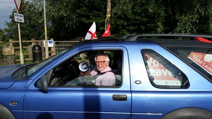 Brian Rush fait campagne pour la sortie de l'Union européenne, le 21 juin 2016, à Hubberts Bridge (Royaume-Uni). (YANN THOMPSON / FRANCETV INFO)