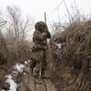 Un soldat ukrainien à la frontière avec la Russie, près d'Avdiivka, le 9 janvier 2022.&nbsp; (ANATOLII STEPANOV / AFP)