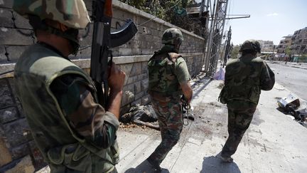 Des soldats de l'arm&eacute;e de Bachar Al-Assad &agrave; Alep (Syrie), le 3 septembre 2012. (JOSEPH EID / AFP)