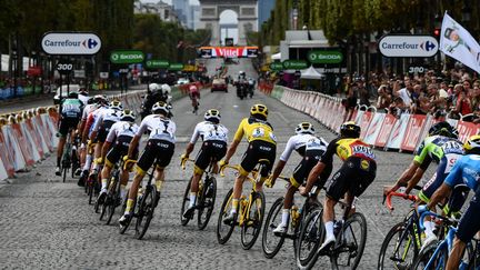 Le peloton de tête avance vers l'Arc de triomphe, le 29 juillet 2018, lors du 105e Tour de France. (PHILIPPE LOPEZ / AFP)