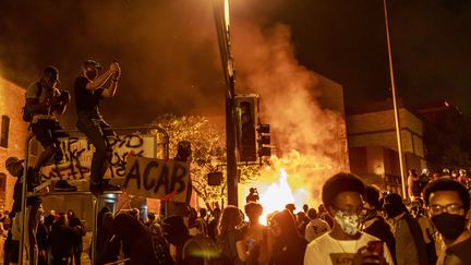 Troisième nuit d'échauffourées à&nbsp;Minneapolis, le 28 mai 2020, après la mort de George Floyd. (KEREM YUCEL / AFP)