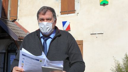 Le maire de&nbsp;La Balme-de-Sillingy (Haute-Savoie) devant sa mairie, le 28 février 2020. Il a déclaré être porteur du virus le lendemain. (MAXPPP)