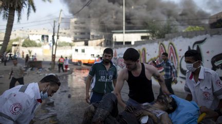 Un bless&eacute; est &eacute;vacu&eacute; du quartier de&nbsp;Chajaya, pr&egrave;s de Gaza, apr&egrave;s une frappe a&eacute;rienne de l'arm&eacute;e isra&eacute;lienne, le 30 juillet 2014.&nbsp; (MARCO LONGARI / AFP)