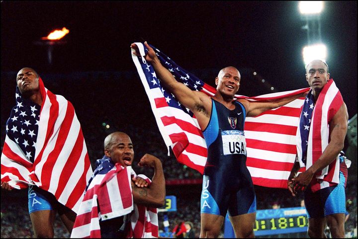 Les relayeurs américains Jon Drummond, Bernard Williams, Brian Lewis et Maurice Greene, sacrés champions olympiques du 4x100 m, à Sydney (Australie), le 30 septembre 2000. (GAMMA-RAPHO / GETTY IMAGES)