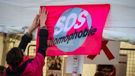 Une militante de SOS Homophobie place de la R&eacute;publique &agrave; Paris dans le cadre de la journ&eacute;e mondiale de lutte contre le SIDA le 1er d&eacute;cembre 2013. (CHRISTOPHE PETIT TESSON / MAXPPP)