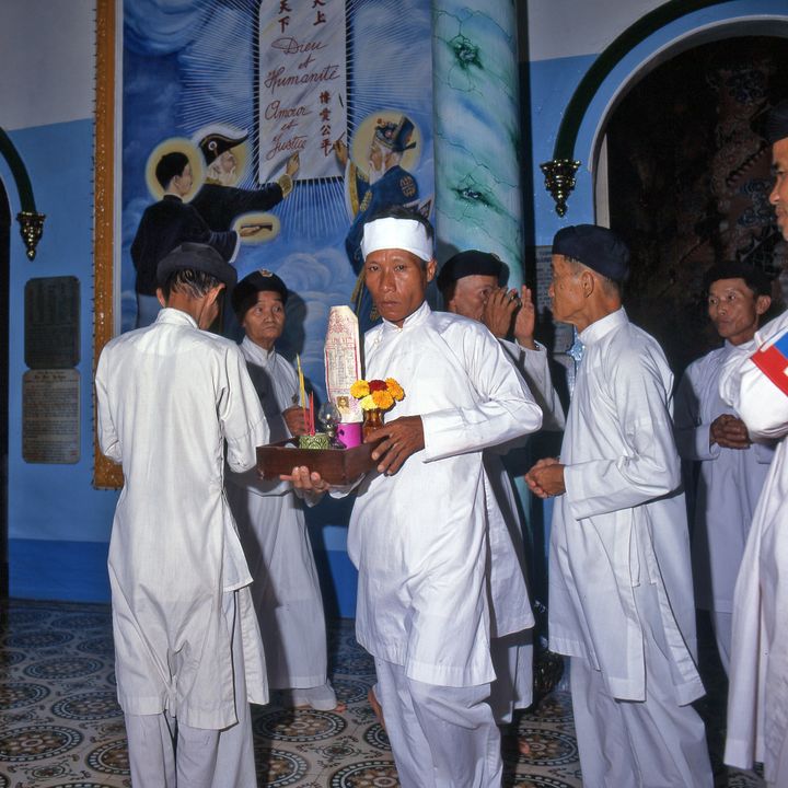 Victor Hugo représenté en acédémicien, inscrivant le mot "justice" à l'entrée du temple Cao Daï de Tai Ninh, Vietnam
 (Jean-François Lixon)