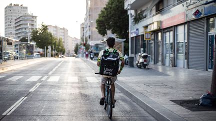 Un livreur travaillant pour l'application de livraison de repas Uber Eats à Toulon (Var), le 21 juillet 2019.&nbsp; (FRANCK BESSIERE / HANS LUCAS / AFP)