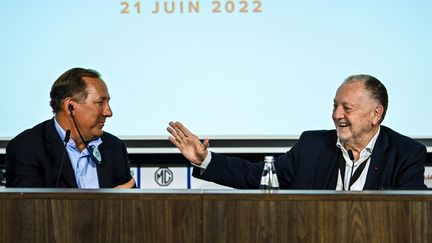 John Textor et Jean-Michel Aulas en conférence de presse, à Lyon, le 21 juin 2022. (OLIVIER CHASSIGNOLE / AFP)