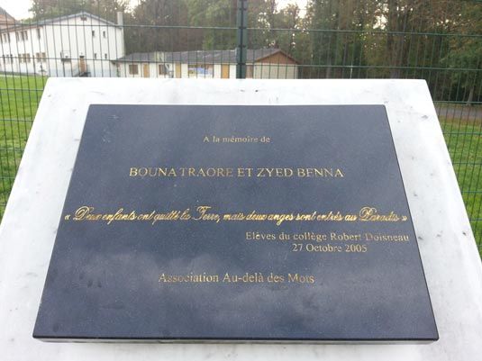 &nbsp; (La plaque en mémoire de Zyed et Bouna © RF/ Sébastien Baer)