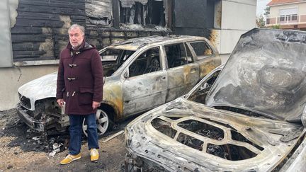 Le maire de Saint-Brevin-les-Pins (Loire-Atlantique), devant les dégâts causés par l'incendie de sa maison et de ses voitures, le 22 mars 2023. (LAMBERT FLORENCE / MAXPPP)