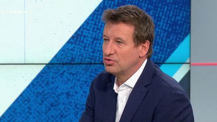 Yannick Jadot, candidat EELV à la présidentielle, a notamment parlé de lutte contre les violences sexistes et sexuelles sur le plateau de Dimanche en politique, le 5 décembre. (CAPTURE D'ÉCRAN FRANCE 3)