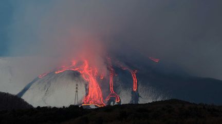 Le volan sicilien Etna en &eacute;ruption, le 19 f&eacute;vrier 2013 &agrave; Catane (Italie). (ANGELA PLATANIA / OLYCOM / SIPA)