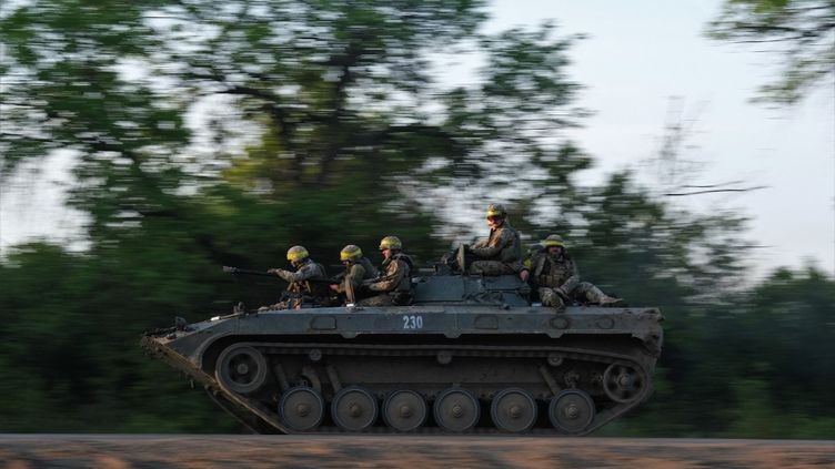 Un blindé de l'armée ukrainienne, le 20 mai 2023 près de Bakhmout (Russie). (SERGEY SHESTAK / AFP)