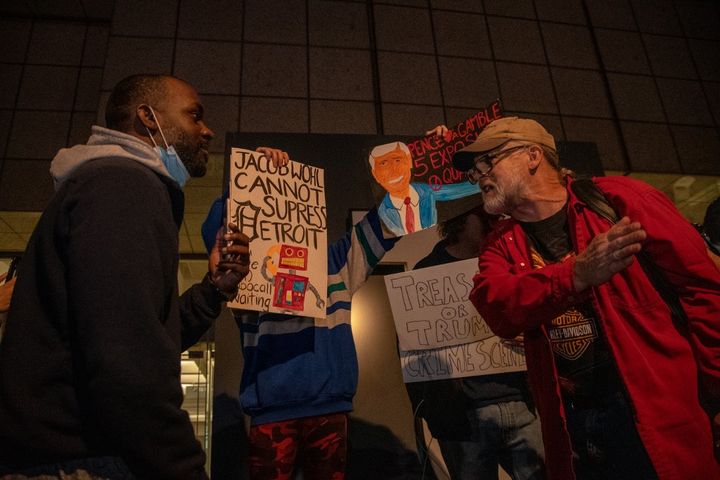 Les partisans républicains ont été accueillis par des contre-manifestants démocrates exigeant que tous les votes soient comptés à Détroit, dans le Michigan, le 4 novembre 2020. (ADAM J. DEWEY / NURPHOTO VIA AFP)