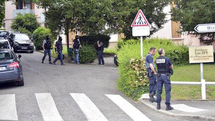 Des policiers procèdent à une perquisition à Oullins, dans la proche banlieue de Lyon, où vit le principal suspect de l'attaque&nbsp;au colis piégé, lundi 27 mai 2019.&nbsp; (ROMAIN LAFABREGUE / AFP)