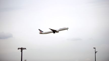 Un Boeing 777 d'Air France décolle de l'aéroport de Roissy-Charles-de-Gaulle, le 11 juin 2013. (FRED DUFOUR / AFP)