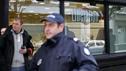 Des policiers devant la r&eacute;daction du journal "Lib&eacute;ration", le 18 novembre 2013 &agrave; Paris. (THIBAULT CAMUS / AP / SIPA)