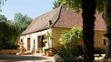 La maison située à&nbsp;Cénac-et-Saint-Julien, en Dordogne, dont la propriété devait revenir au gagant d'un jeu-concours organisé par les propriétaires.&nbsp; (FRANCE 2)