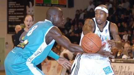 Alhaji Mohammed (Limoges) face à Antoine Mendy (Pau-Orthez) (PASCAL LACHENAUD / AFP)