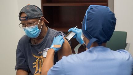 Un volontaire reçoit une injection du candidat vaccin Moderna en phase de test, le 5 août 2020, à Detroit (Michigan, Etats-Unis).&nbsp; (AFP)