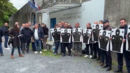 Les syndicats pénitentiaires ont rencontré, mercredi 15 mai, le ministre de la Justice Éric Dupont-Moretti. Ils ont discuté de mesures supplémentaires après la mort en service de deux agents, tués par un commando dans l'Eure.