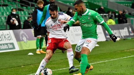 Léo Dubois (Lyon) aux prises avec Miguel Trauco (Saint-Etienne), le 24 janvier 2021. (PHILIPPE DESMAZES / AFP)