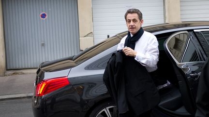 Nicolas Sarkozy, pr&eacute;sident candidat &agrave; sa r&eacute;&eacute;lection, sort de sa voiture de fonction, le 1er mars 2012 &agrave; Paris. (BERTRAND LANGLOIS / AFP)