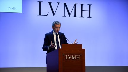 Le PDG de LVMH, Bernard Arnault, présente les résultats du groupe, le 28 janvier 2020 à Paris. Les ventes du groupe ont alors franchi les 50 milliards d'euros de chiffre d'affaires. (ERIC PIERMONT / AFP)