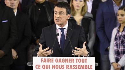 Manuel Valls lors de l'annonce de sa candidature à la présidentielle à Evry, lundi 5 décembre. (LIONEL BONAVENTURE / AFP)