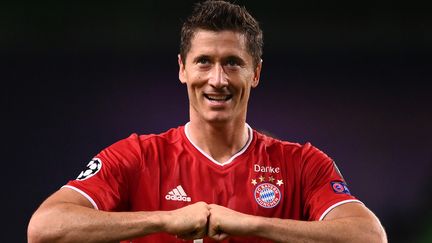 Le bavarrois&nbsp;Robert Lewandowski célèbre son but contre l'Olympique lyonnais, en demi-finale de la Ligue des champions, à Lisbonne, au Portugal, le 19 août 2020. (FRANCK FIFE / POOL / AFP)