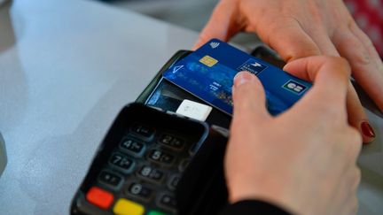 Un paiement par carte bancaire dans un commerce français le 19 mai 2020. (CECILE CHAMPAGNAT / MAXPPP)