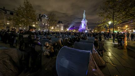 Des gendarmes tentent d'évacuer des tentes de migrants, place de la République, à Paris, le 23&nbsp;novembre 2020. (SEBASTIEN MUYLAERT / MAXPPP)