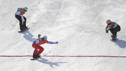 Le Français Pierre Vaultier arrive en tête de l'épreuve de snowboardcross à Pyeongchang (Corée du Sud), le 15 février 2018. (LOIC VENANCE / AFP)