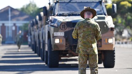 Un convoi avec 100 réservistes de l'armée dépolyé pour aider à lutter contre les incendies, le 6 janvier 2020 à Adélaïde, sur l'île Kangourou (Australie). (REUTERS)