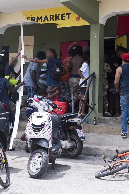 Pillage d'un supermarché à Saint-Martin après le passage de l'ouragan Irma, le 7 septembre 2017. (LIONEL CHAMOISEAU / AFP)