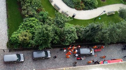 Des policiers et des pompiers sur les lieux où une voiture a renversé un groupe de militaires de l'opération Sentinelle, à Levallois-Perret (Hauts-de-Seine), le 9 août 2017. (THIERRY CHAPPE / AFP)