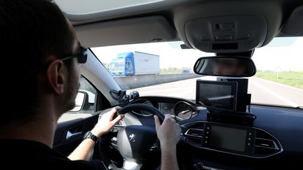 Un chauffeur d'une voiture privée équipée d'un radar lors d'une démonstration à Evreux, le 20 avril 2018. (GUILLAUME GEORGES / MAXPPP)